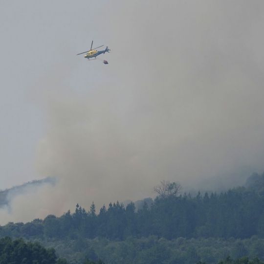 El incendio declarado en Veguellina avanza hacia la localidad de Moreda (Vega de Espinareda) (8) | Foto: César Sánchez, ICAL