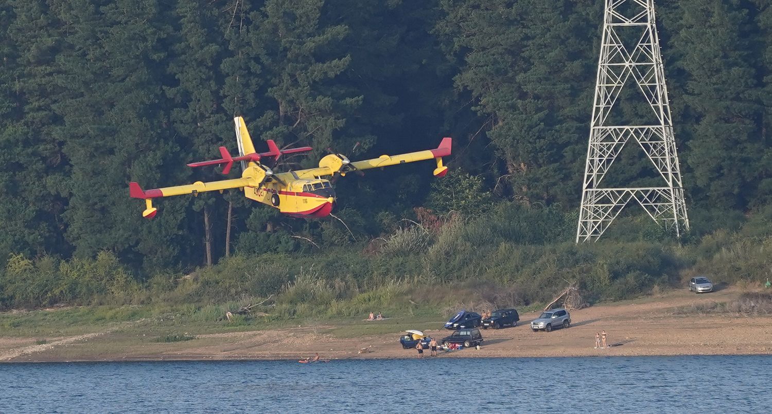 Un hidroavión carga agua en el pantano de Bárcena, para el incendio de Veguellina (Villafranca del Bierzo) (2) | Foto: César Sánchez, ICAL Un hidroavión carga agua en el pantano de Bárcena, para el incendio de Veguellina (Villafranca del Bierzo) (2) | Foto: César Sánchez, ICAL