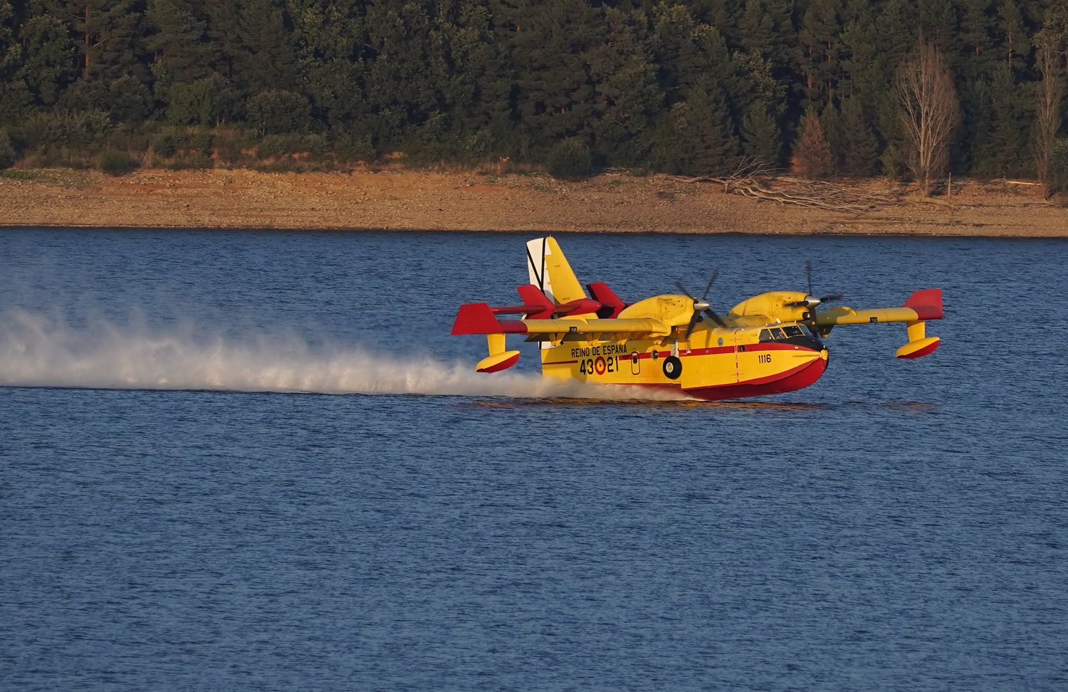 Un hidroavión carga agua en el pantano de Bárcena, para el incendio de Veguellina (Villafranca del Bierzo)| Foto: César Sánchez, ICAL Un hidroavión carga agua en el pantano de Bárcena, para el incendio de Veguellina (Villafranca del Bierzo)| Foto: César Sánchez, ICAL