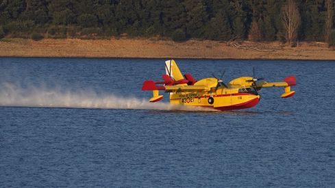 Un hidroavión carga agua en el pantano de Bárcena, para el incendio de Veguellina (Villafranca del Bierzo)| Foto: César Sánchez, ICAL