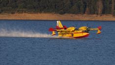 Un hidroavión carga agua en el pantano de Bárcena, para el incendio de Veguellina (Villafranca del Bierzo)| Foto: César Sánchez, ICAL Un hidroavión carga agua en el pantano de Bárcena, para el incendio de Veguellina (Villafranca del Bierzo)| Foto: César Sánchez, ICAL