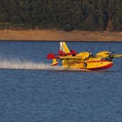 Un hidroavión carga agua en el pantano de Bárcena, para el incendio de Veguellina (Villafranca del Bierzo)| Foto: César Sánchez, ICAL Un hidroavión carga agua en el pantano de Bárcena, para el incendio de Veguellina (Villafranca del Bierzo)| Foto: César Sánchez, ICAL