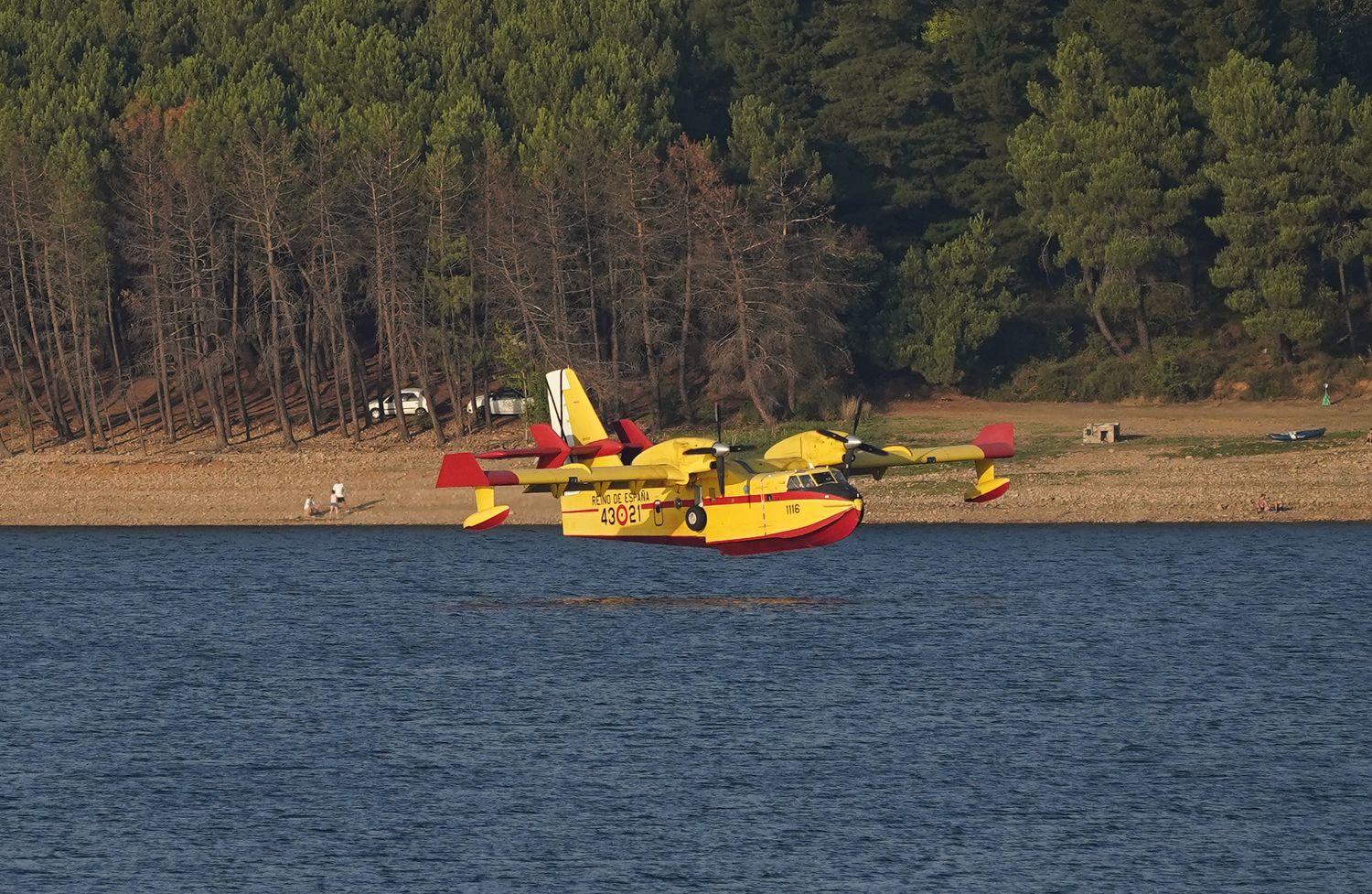 Un hidroavión carga agua en el pantano de Bárcena, para el incendio de Veguellina (Villafranca del Bierzo) (6) | Foto: César Sánchez, ICAL Un hidroavión carga agua en el pantano de Bárcena, para el incendio de Veguellina (Villafranca del Bierzo) (6) | Foto: César Sánchez, ICAL