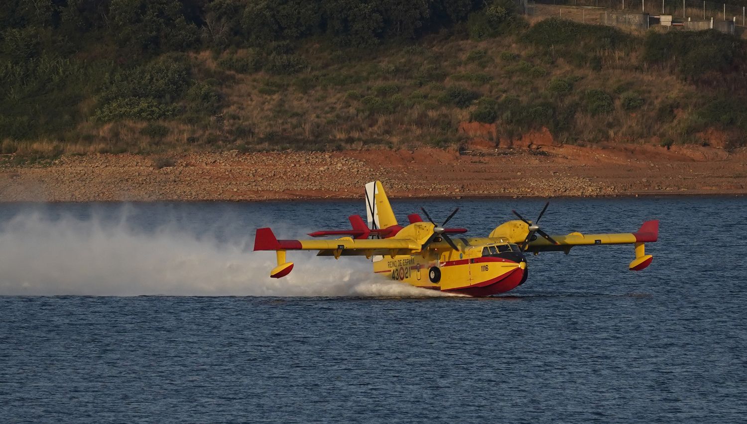 Un hidroavión carga agua en el pantano de Bárcena, para el incendio de Veguellina (Villafranca del Bierzo) (7) | Foto: César Sánchez, ICAL Un hidroavión carga agua en el pantano de Bárcena, para el incendio de Veguellina (Villafranca del Bierzo) (7) | Foto: César Sánchez, ICAL