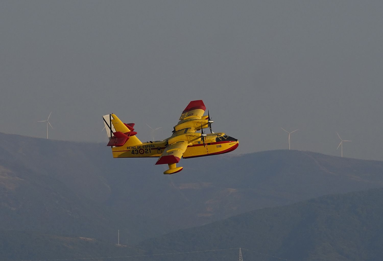 Un hidroavión carga agua en el pantano de Bárcena, para el incendio de Veguellina (Villafranca del Bierzo) (9) | Foto: César Sánchez, ICAL Un hidroavión carga agua en el pantano de Bárcena, para el incendio de Veguellina (Villafranca del Bierzo) (9) | Foto: César Sánchez, ICAL