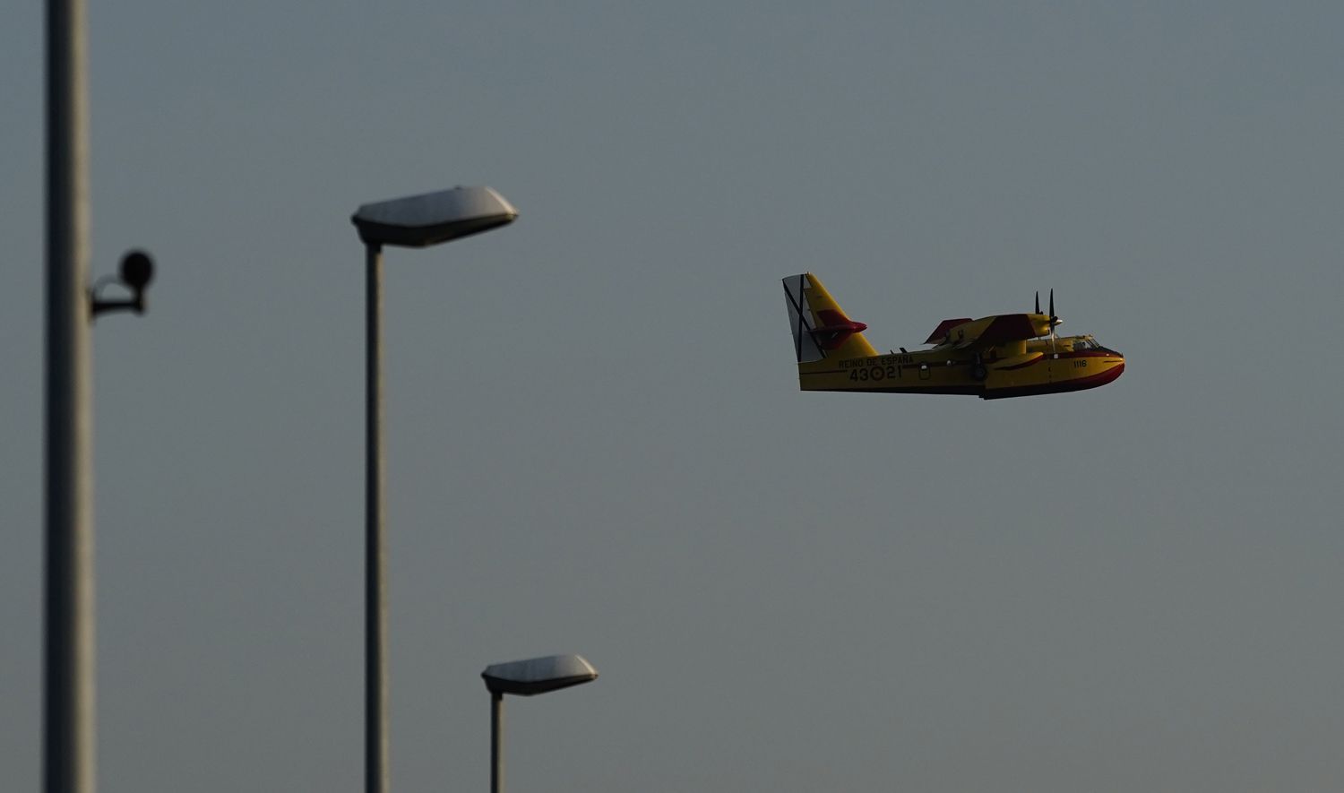 Un hidroavión carga agua en el pantano de Bárcena, para el incendio de Veguellina (Villafranca del Bierzo) (10) | Foto: César Sánchez, ICAL Un hidroavión carga agua en el pantano de Bárcena, para el incendio de Veguellina (Villafranca del Bierzo) (10) | Foto: César Sánchez, ICAL