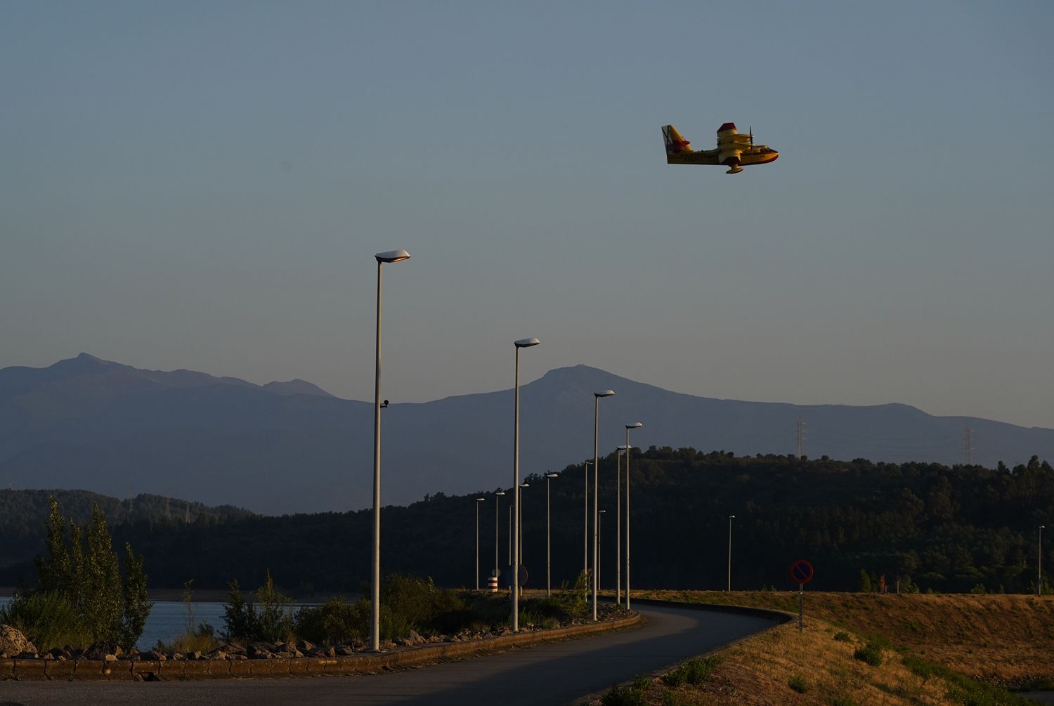Un hidroavión carga agua en el pantano de Bárcena, para el incendio de Veguellina (Villafranca del Bierzo) (12) | Foto: César Sánchez, ICAL Un hidroavión carga agua en el pantano de Bárcena, para el incendio de Veguellina (Villafranca del Bierzo) (12) | Foto: César Sánchez, ICAL