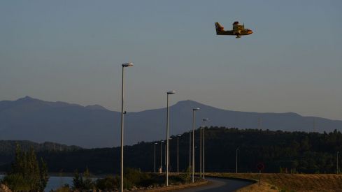 Un hidroavión carga agua en el pantano de Bárcena, para el incendio de Veguellina (Villafranca del Bierzo) | Foto: César Sánchez, ICAL Un hidroavión carga agua en el pantano de Bárcena, para el incendio de Veguellina (Villafranca del Bierzo) | Foto: César Sánchez, ICAL