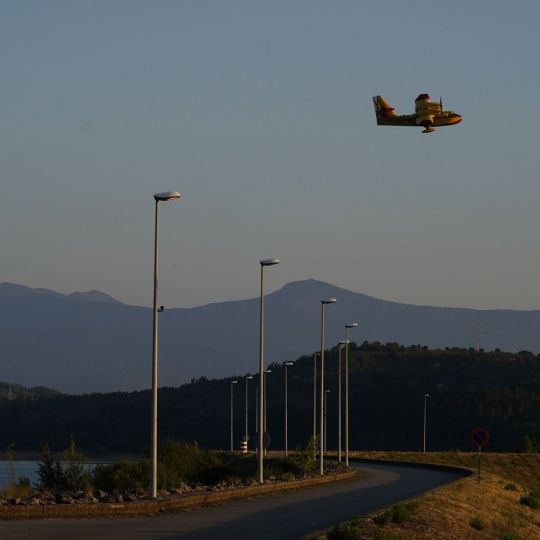 Un hidroavión carga agua en el pantano de Bárcena, para el incendio de Veguellina (Villafranca del Bierzo) | Foto: César Sánchez, ICAL Un hidroavión carga agua en el pantano de Bárcena, para el incendio de Veguellina (Villafranca del Bierzo) | Foto: César Sánchez, ICAL