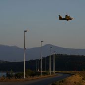 Un hidroavión carga agua en el pantano de Bárcena, para el incendio de Veguellina (Villafranca del Bierzo) | Foto: César Sánchez, ICAL