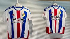 Ya a la venta la nueva camiseta de la Ponferradina | SD Ponferradina