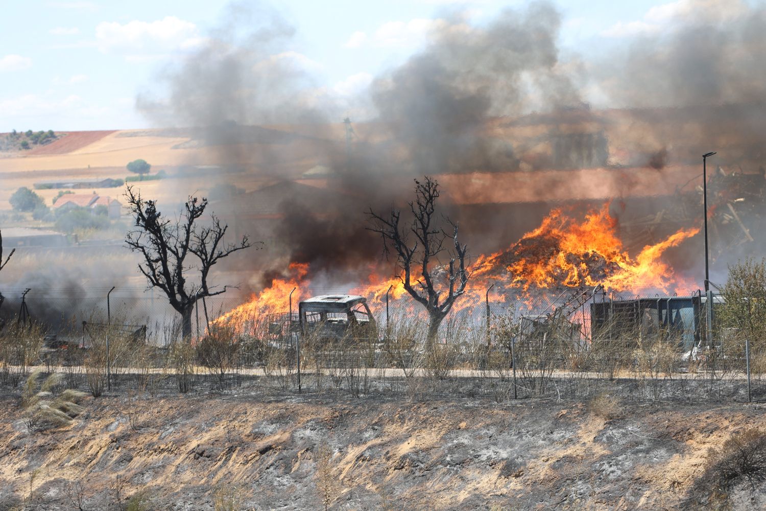 Incendio en una nave de reciclado en Roales (Zamora) (1) | Foto: JL Leal, ICAL Incendio en una nave de reciclado en Roales (Zamora) (1) | Foto: JL Leal, ICAL