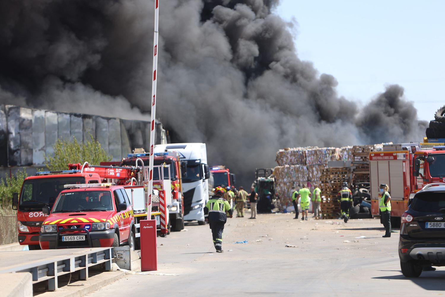 Incendio en una nave de reciclado en Roales (Zamora) (2) | Foto: JL Leal, ICAL Incendio en una nave de reciclado en Roales (Zamora) (2) | Foto: JL Leal, ICAL