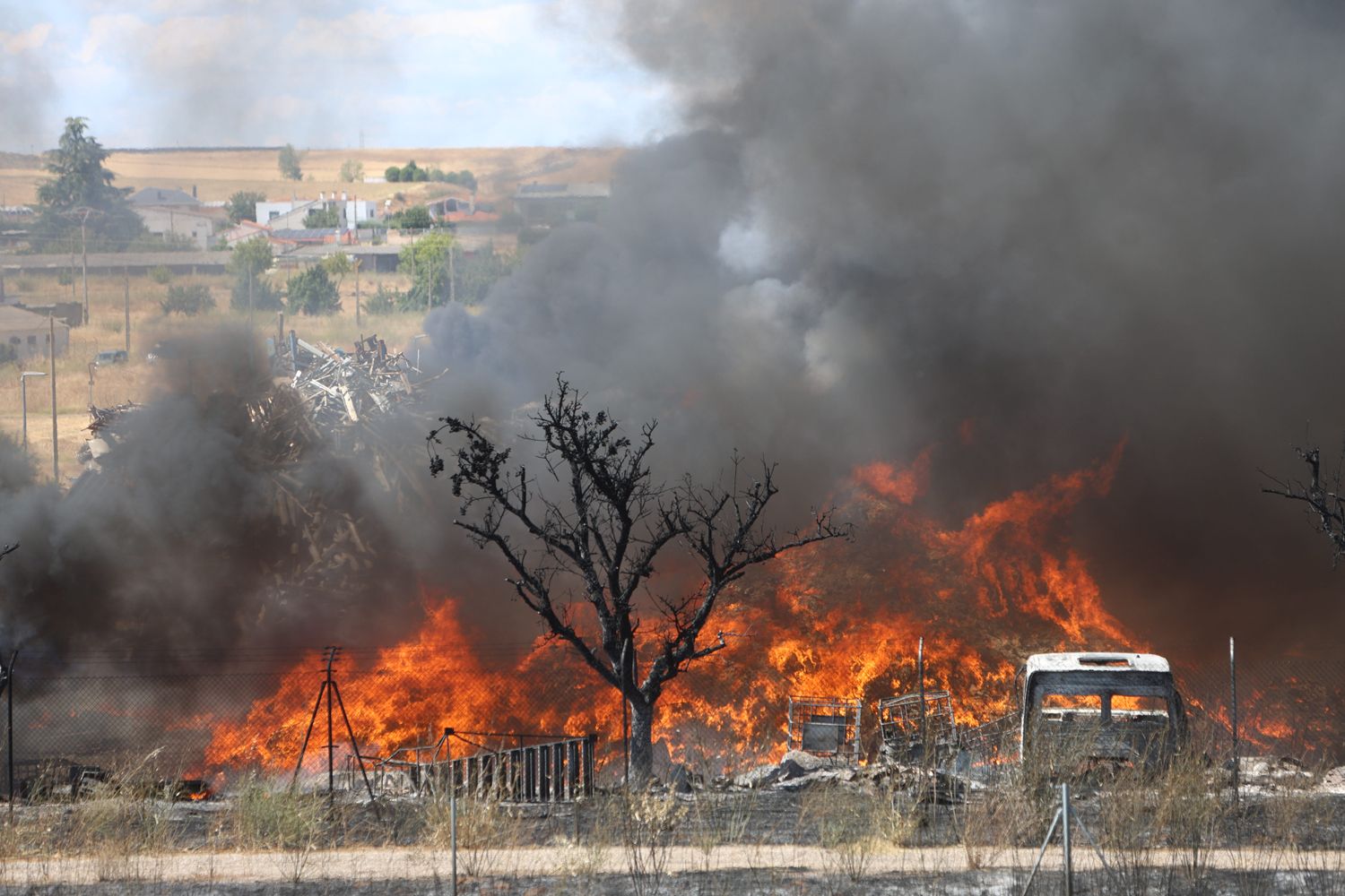 Incendio en una nave de reciclado en Roales (Zamora) | Foto: JL Leal, ICAL Incendio en una nave de reciclado en Roales (Zamora) | Foto: JL Leal, ICAL