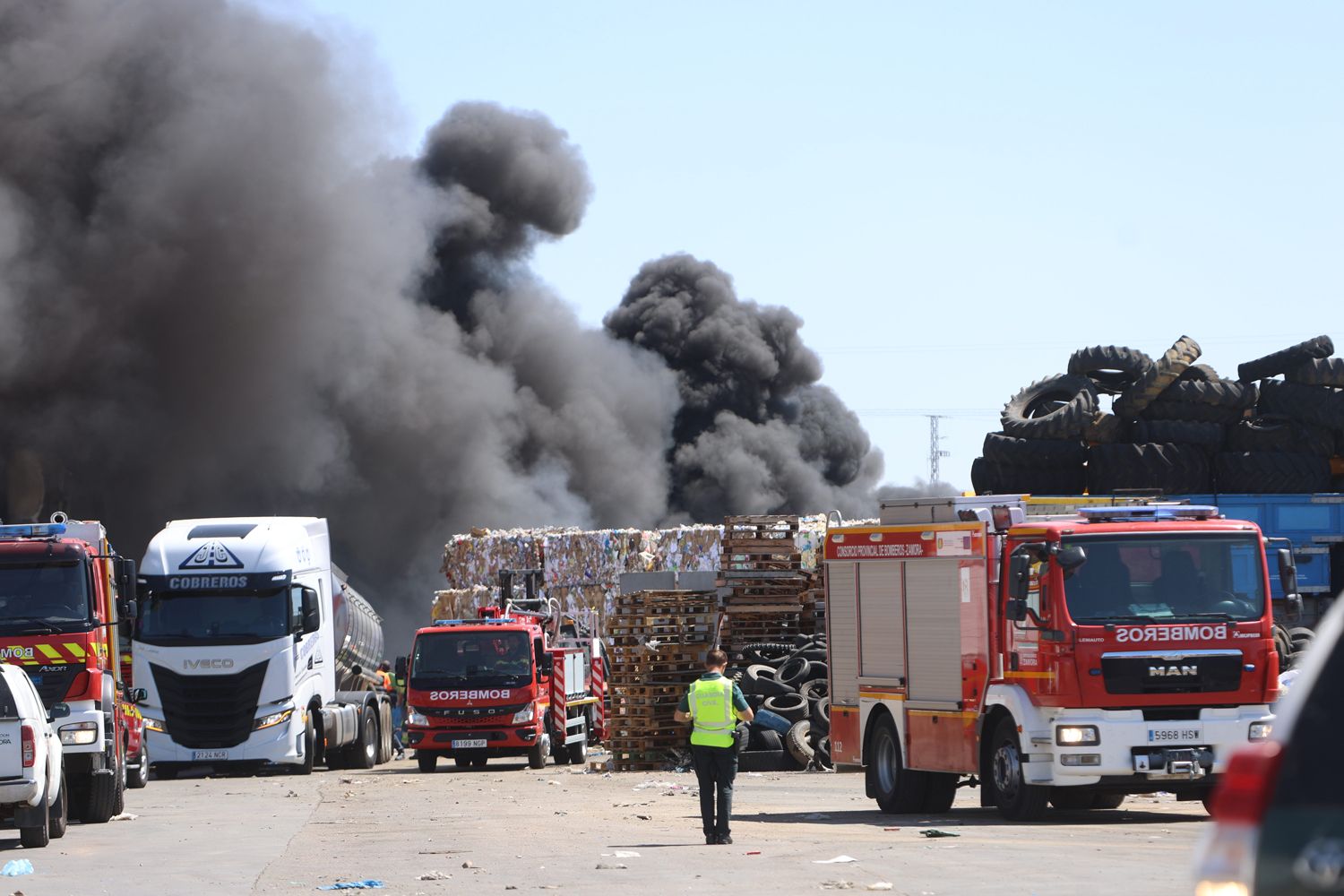 Incendio en una nave de reciclado en Roales (Zamora) (4) | Foto: JL Leal, ICAL Incendio en una nave de reciclado en Roales (Zamora) (4) | Foto: JL Leal, ICAL