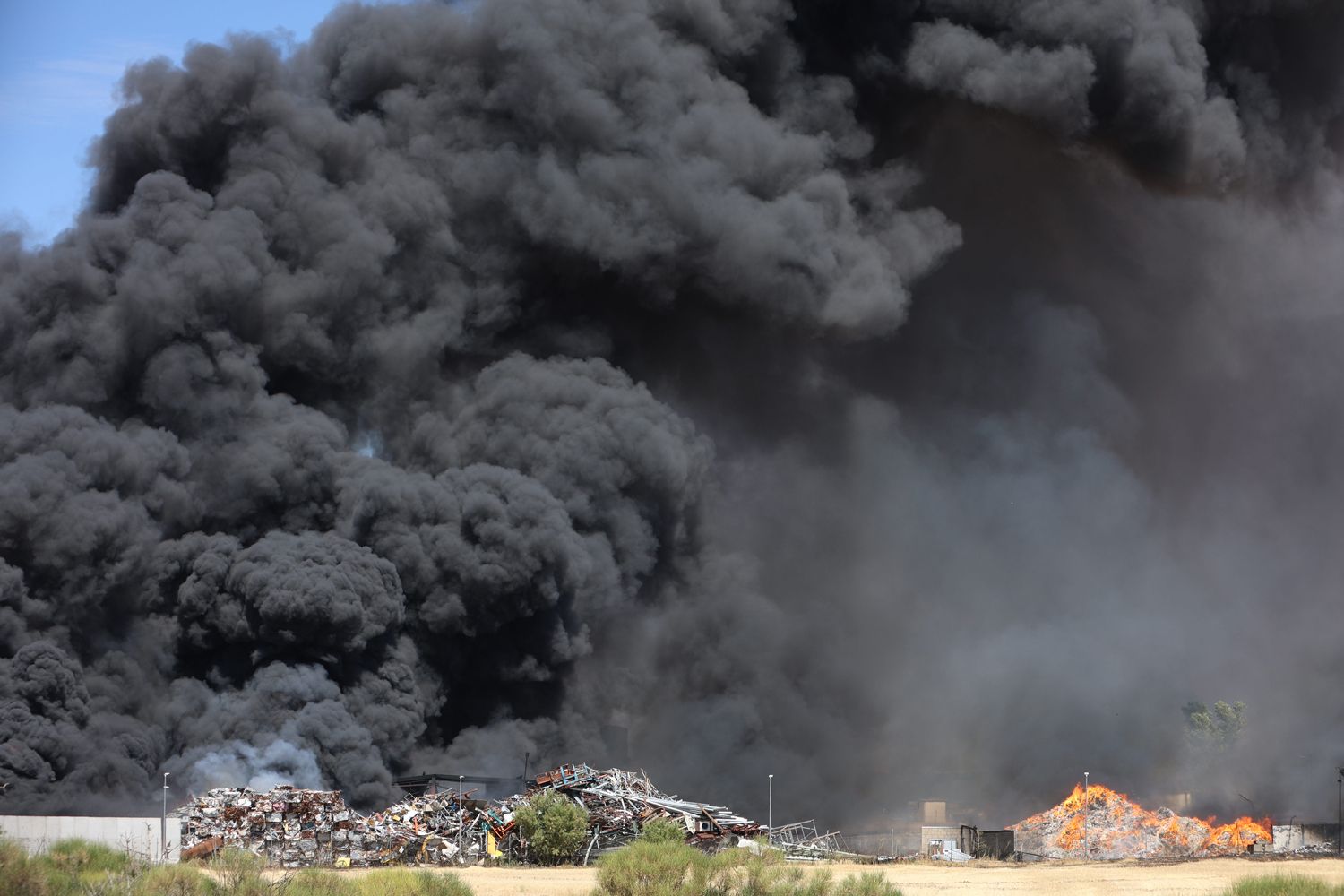 Incendio en una nave de reciclado en Roales (Zamora) (6) | Foto: JL Leal, ICAL Incendio en una nave de reciclado en Roales (Zamora) (6) | Foto: JL Leal, ICAL