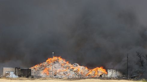 Incendio en una nave de reciclado en Roales (Zamora) | Foto: JL Leal, ICAL Incendio en una nave de reciclado en Roales (Zamora) | Foto: JL Leal, ICAL
