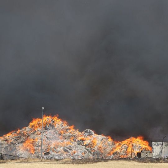 Incendio en una nave de reciclado en Roales (Zamora) | Foto: JL Leal, ICAL Incendio en una nave de reciclado en Roales (Zamora) | Foto: JL Leal, ICAL