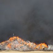 Incendio en una nave de reciclado en Roales (Zamora) | Foto: JL Leal, ICAL