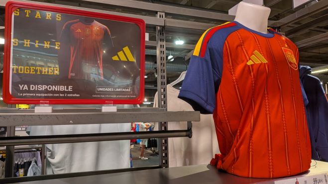 Camiseta de la Selección española de fútbol en Ponferrada | Foto: Dani Merino, InfoBierzo Camiseta de la Selección española de fútbol en Ponferrada | Foto: Dani Merino, InfoBierzo