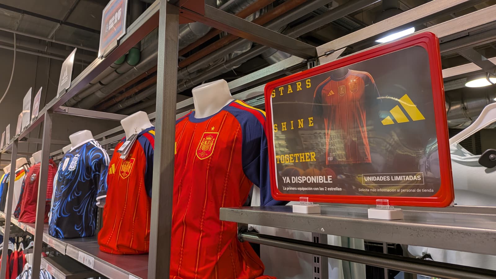 Camiseta de la Selección española de fútbol en Ponferrada (4) Camiseta de la Selección española de fútbol en Ponferrada (4)