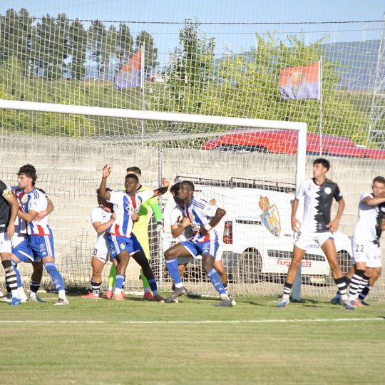 Partido entre la Ponferradina y el Unionistas en pretemporada | Foto: Norberto de la Mata Partido entre la Ponferradina y el Unionistas en pretemporada | Foto: Norberto de la Mata