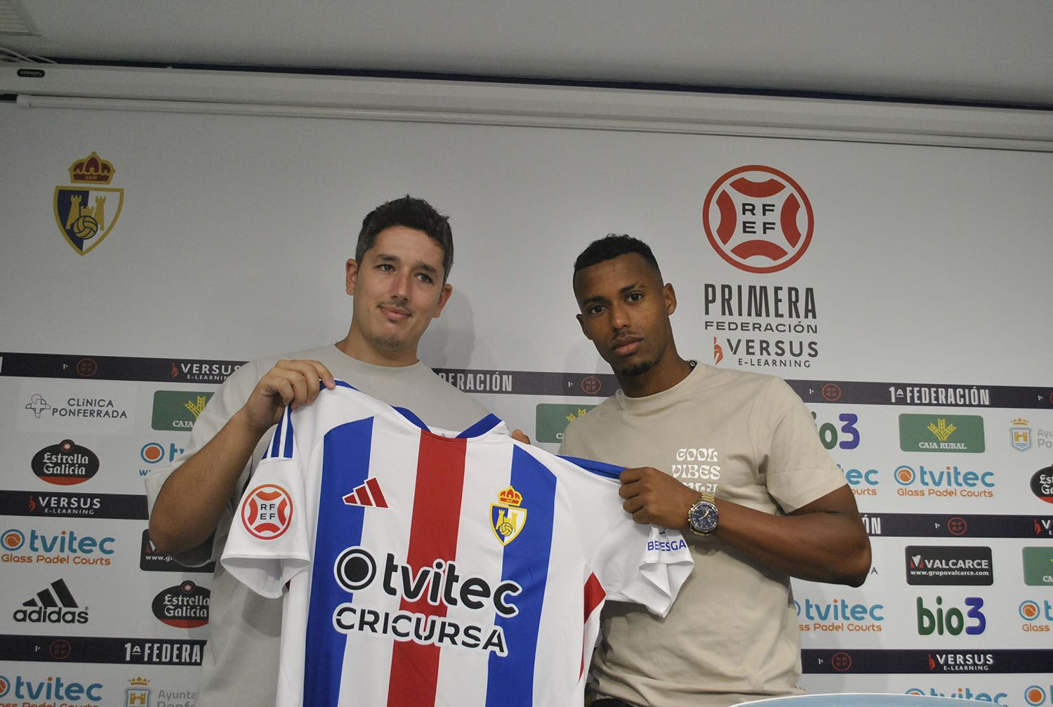 Presentación de Quicala Bari como nuevo jugador de la Ponferradina Presentación de Quicala Bari como nuevo jugador de la Ponferradina