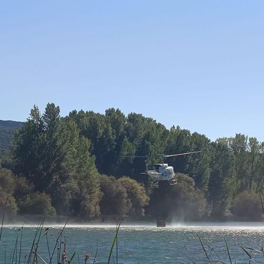Helicóptero cargando en el Lago de Carucedo para sofocar el incendio de Yeres | Cedida a Infobierzo Helicóptero cargando en el Lago de Carucedo para sofocar el incendio de Yeres | Cedida a Infobierzo