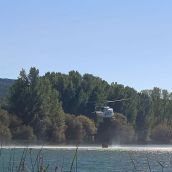 Helicóptero cargando en el Lago de Carucedo para sofocar el incendio de Yeres | Cedida a Infobierzo