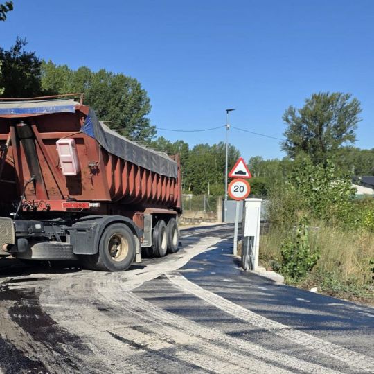 Comienza el asfaltado del camino de Linares en Columbrianos | Ayuntamiento de Ponferrada Comienza el asfaltado del camino de Linares en Columbrianos | Ayuntamiento de Ponferrada