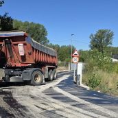 Comienza el asfaltado del camino de Linares en Columbrianos​​​​​​​ | Ayuntamiento de Ponferrada 
