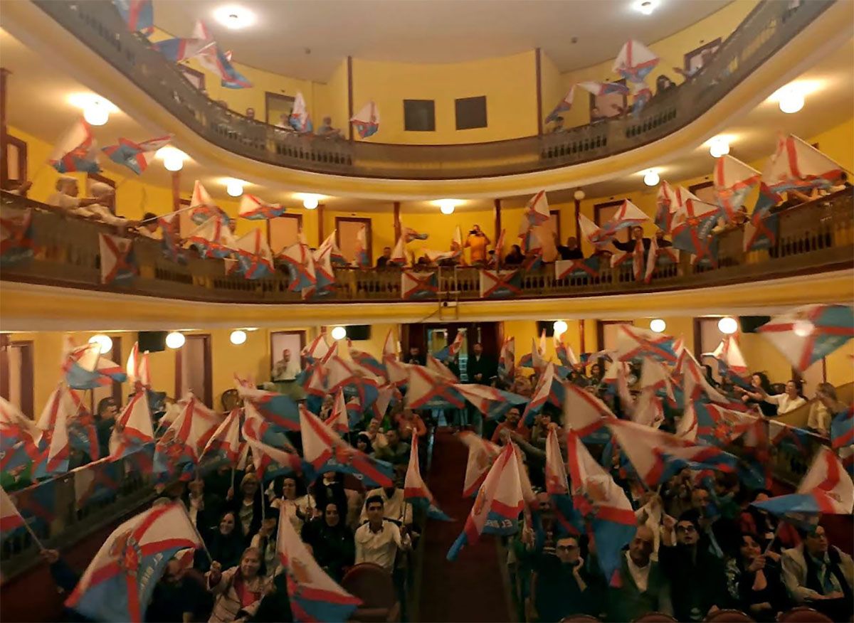 coalicion bierzo banderas teatro villafranca (2)