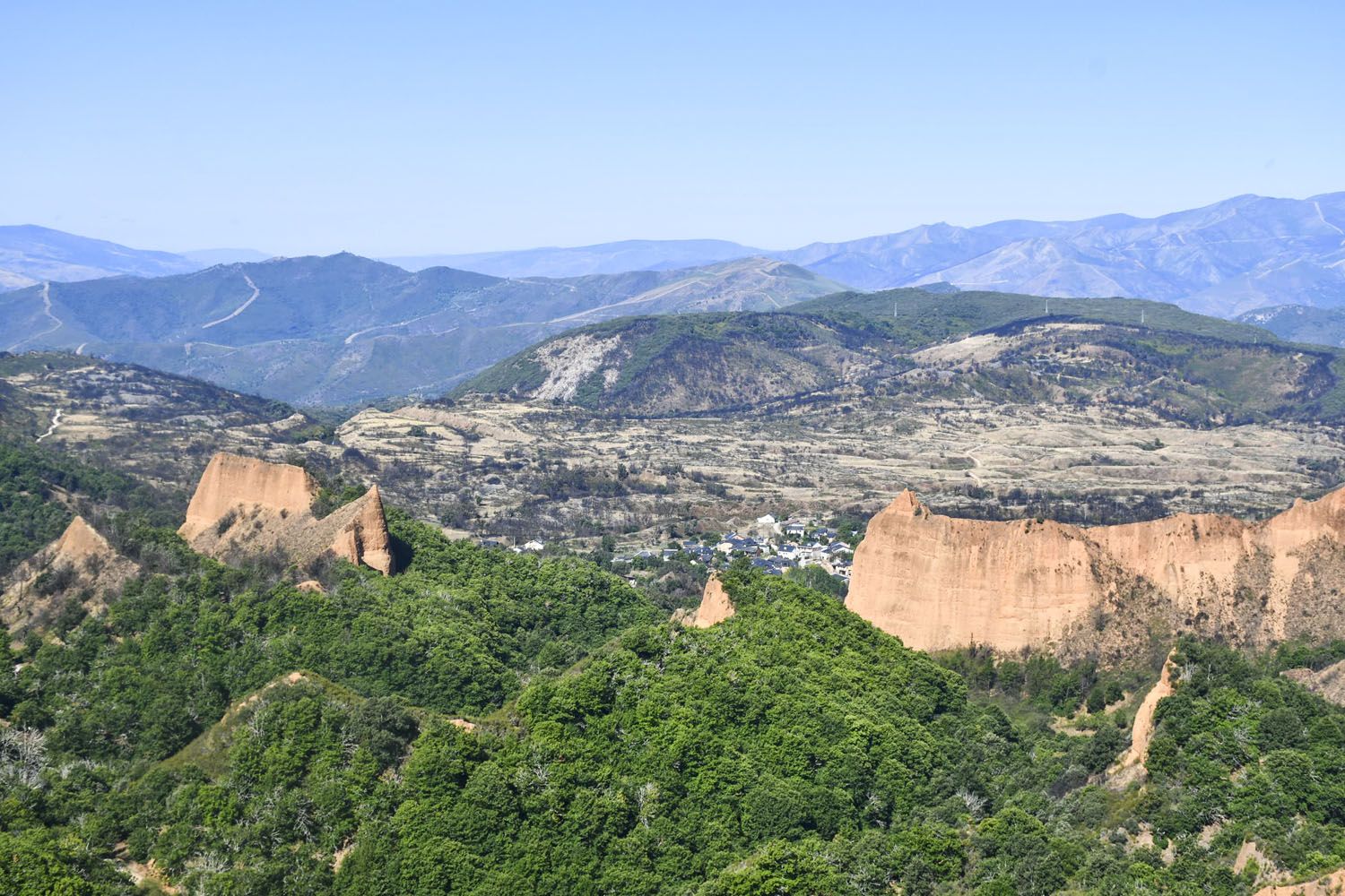 Las Médulas un año después del incendio(37) Las Médulas un año después del incendio(37)
