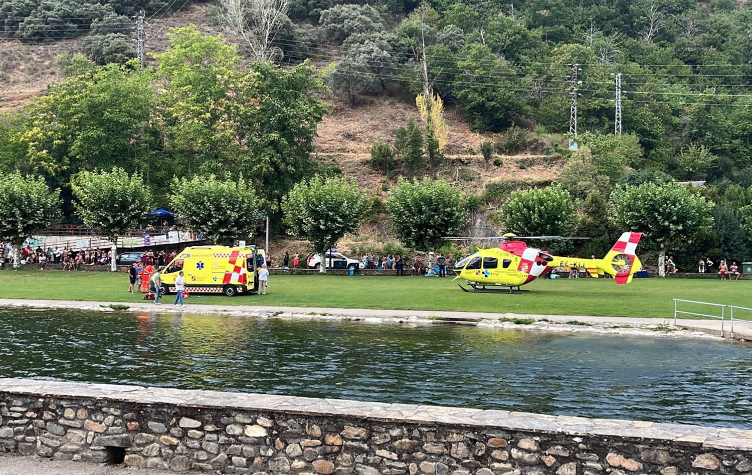 La ministra de Sanidad auxilia a un bañista en Villafranca del Bierzo La ministra de Sanidad auxilia a un bañista en Villafranca del Bierzo