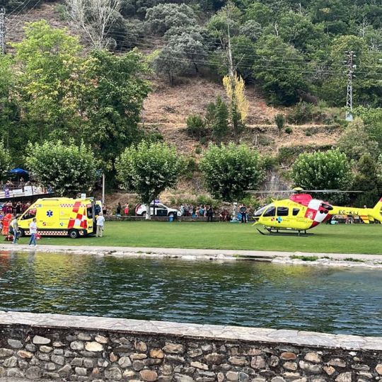 La ministra de Sanidad auxilia a un bañista en Villafranca del Bierzo | Foto: Cedida a InfoBierzo