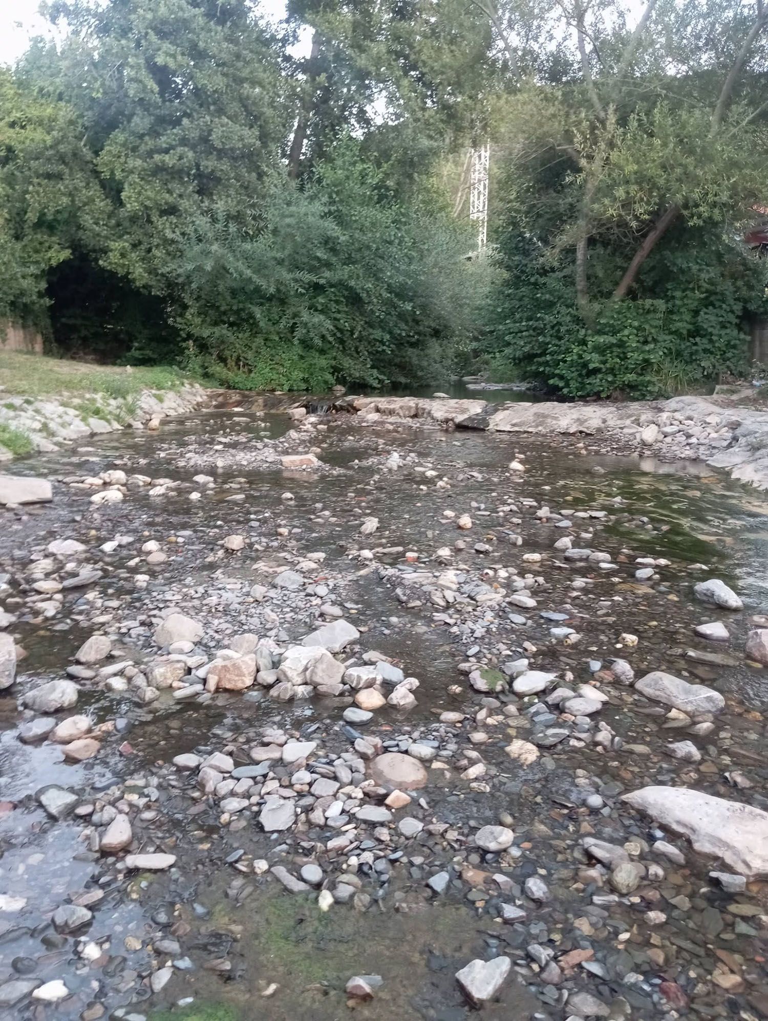 Escasez de agua en el río Oza en Toral de Merayo Escasez de agua en el río Oza en Toral de Merayo