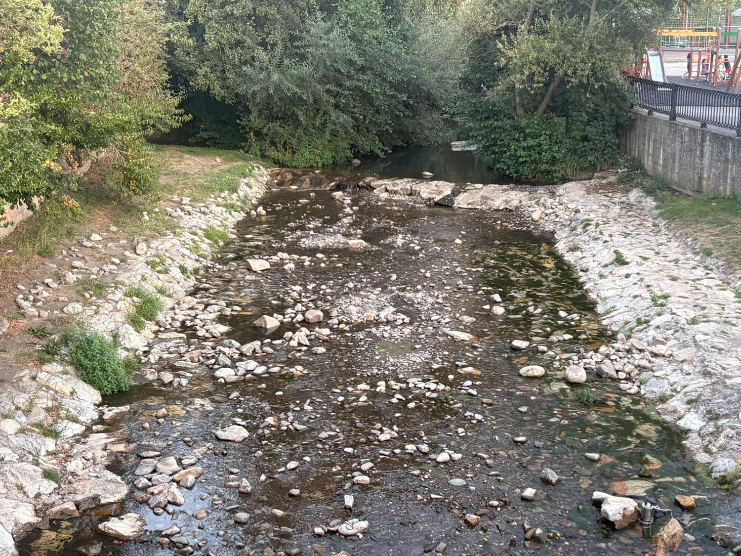 Escasez de agua el río Oza en Toral de Merayo 2 | Foto: InfoBierzo Escasez de agua el río Oza en Toral de Merayo 2 | Foto: InfoBierzo