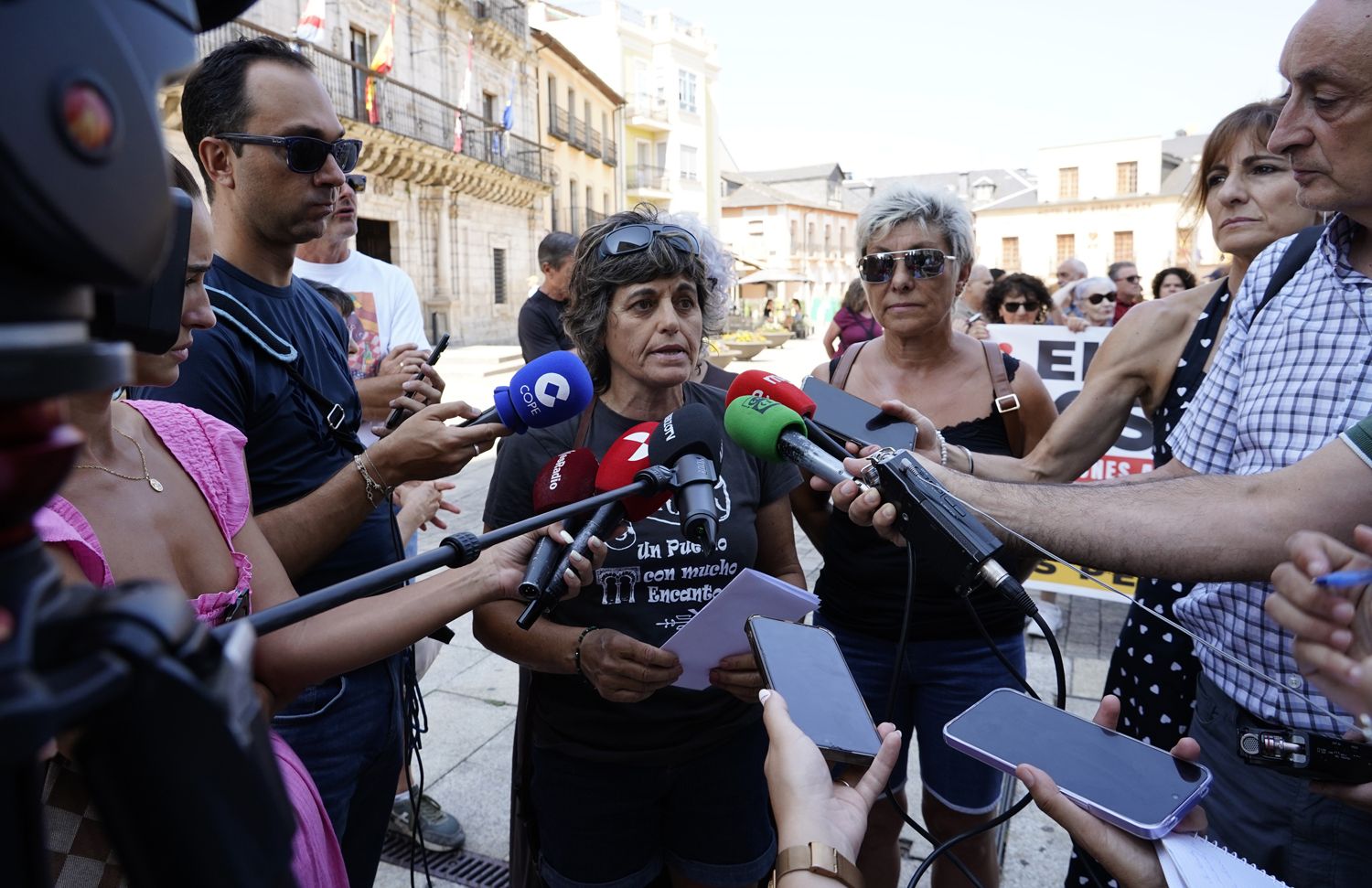 Las pedanías ponferradinas de Columbrianos, Peñalba de Santiago y San Clemente de Valdueza, se concentran ante el Ayuntamiento de Ponferrada en protesta por el retraso en el pago de subvencion (3) | Foto: César Sánchez, ICAL Las pedanías ponferradinas de Columbrianos, Peñalba de Santiago y San Clemente de Valdueza, se concentran ante el Ayuntamiento de Ponferrada en protesta por el retraso en el pago de subvencion (3) | Foto: César Sánchez, ICAL