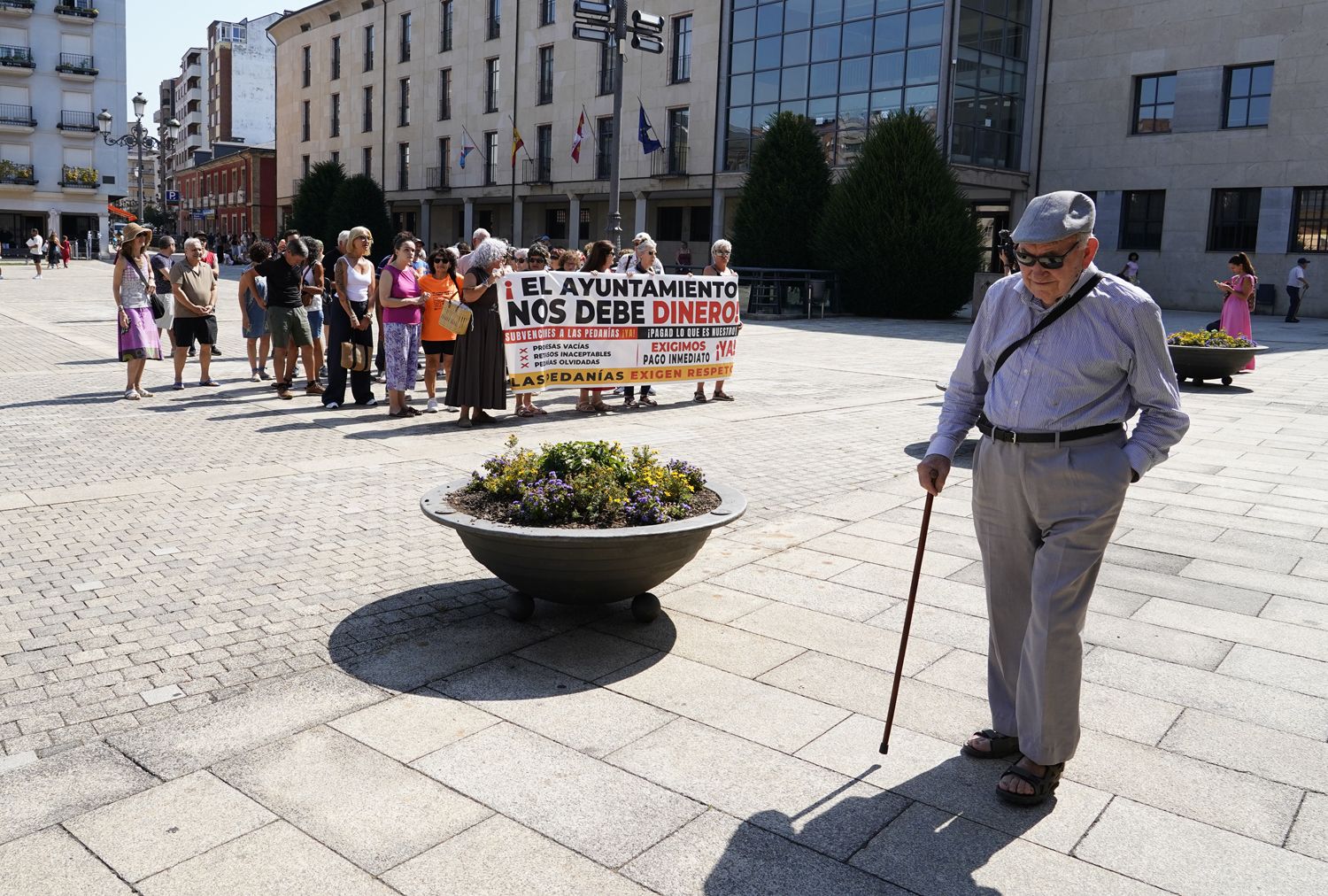 Las pedanías ponferradinas de Columbrianos, Peñalba de Santiago y San Clemente de Valdueza, se concentran ante el Ayuntamiento de Ponferrada en protesta por el retraso en el pago de subvencion | Foto: César Sánchez, ICAL Las pedanías ponferradinas de Columbrianos, Peñalba de Santiago y San Clemente de Valdueza, se concentran ante el Ayuntamiento de Ponferrada en protesta por el retraso en el pago de subvencion | Foto: César Sánchez, ICAL