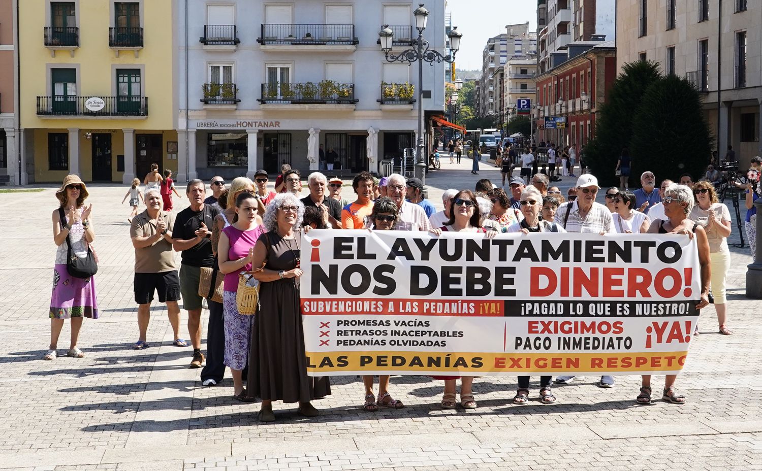 Las pedanías ponferradinas de Columbrianos, Peñalba de Santiago y San Clemente de Valdueza, se concentran ante el Ayuntamiento de Ponferrada en protesta por el retraso en el pago de subvenciones | Foto: César Sánchez, ICAL Las pedanías ponferradinas de Columbrianos, Peñalba de Santiago y San Clemente de Valdueza, se concentran ante el Ayuntamiento de Ponferrada en protesta por el retraso en el pago de subvenciones | Foto: César Sánchez, ICAL
