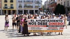 Las pedanías ponferradinas de Columbrianos, Peñalba de Santiago y San Clemente de Valdueza, se concentran ante el Ayuntamiento de Ponferrada en protesta por el retraso en el pago de subvenciones | Foto: César Sánchez, ICAL
