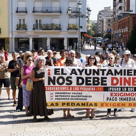 Las pedanías ponferradinas de Columbrianos, Peñalba de Santiago y San Clemente de Valdueza, se concentran ante el Ayuntamiento de Ponferrada en protesta por el retraso en el pago de subvenciones | Foto: César Sánchez, ICAL Las pedanías ponferradinas de Columbrianos, Peñalba de Santiago y San Clemente de Valdueza, se concentran ante el Ayuntamiento de Ponferrada en protesta por el retraso en el pago de subvenciones | Foto: César Sánchez, ICAL