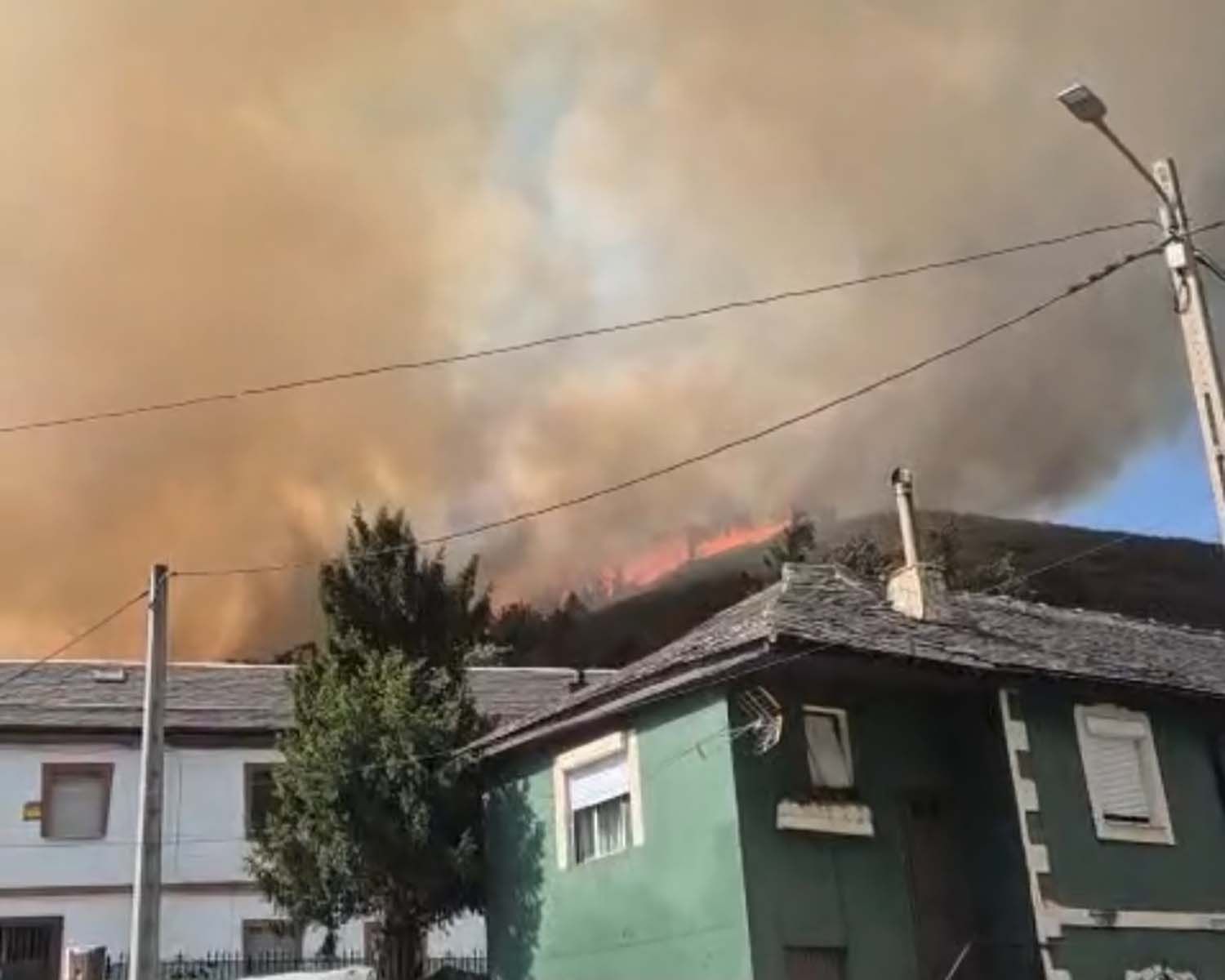 Desalojados los barrios de San Juan y 'Las Trapiechas' por el incendio de Caboalles de Abajo (Villablino) Desalojados los barrios de San Juan y 'Las Trapiechas' por el incendio de Caboalles de Abajo (Villablino)