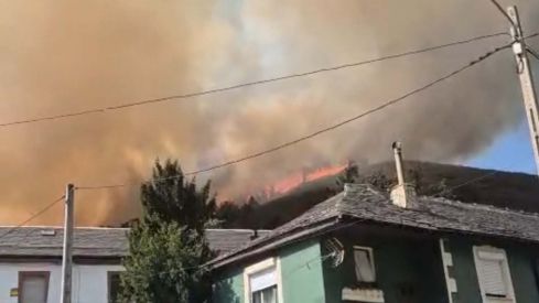 Desalojados los barrios de San Juan y 'Las Trapiechas' por el incendio de Caboalles de Abajo (Villablino)