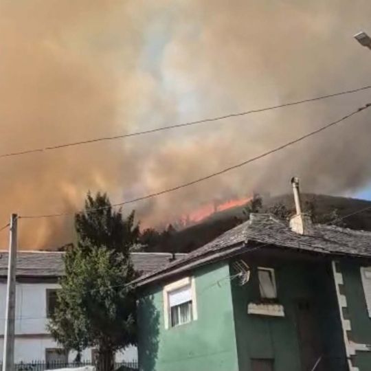 Desalojados los barrios de San Juan y 'Las Trapiechas' por el incendio de Caboalles de Abajo (Villablino)