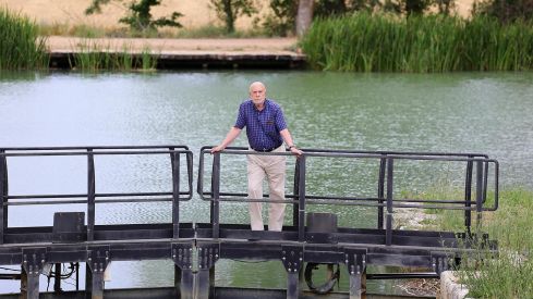 El escritor berciano Raúl Guerra Garrido, en el Canal de Castilla | Foto: Eduardo Margareto, ICAL El escritor berciano Raúl Guerra Garrido, en el Canal de Castilla | Foto: Eduardo Margareto, ICAL