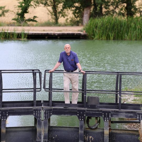 El escritor berciano Raúl Guerra Garrido, en el Canal de Castilla | Foto: Eduardo Margareto, ICAL El escritor berciano Raúl Guerra Garrido, en el Canal de Castilla | Foto: Eduardo Margareto, ICAL