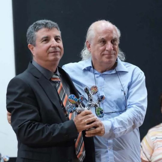 Miguel Mata, creador del himno berciano no oficial “Quiero perderme en el Bierzo”, recibe el Premio Alecrín Berciano 20 Miguel Mata, creador del himno berciano no oficial “Quiero perderme en el Bierzo”, recibe el Premio Alecrín Berciano 20