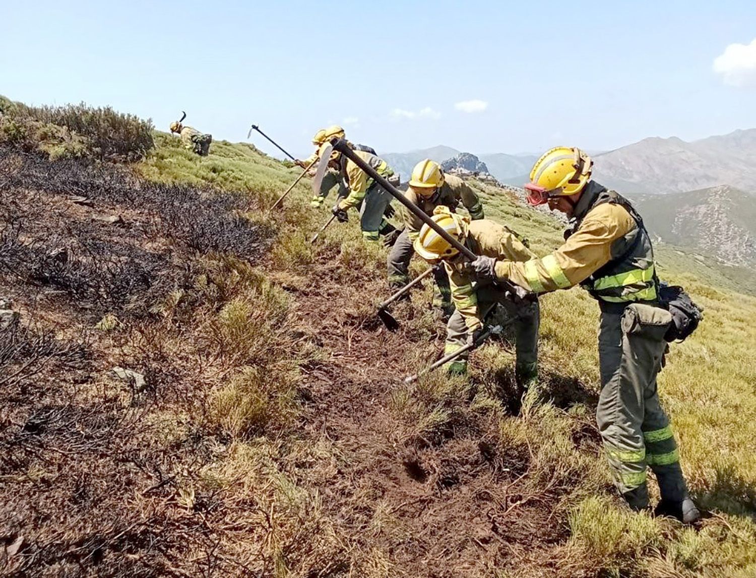 Trabajos en incendios forestales tras la caída de un rayo