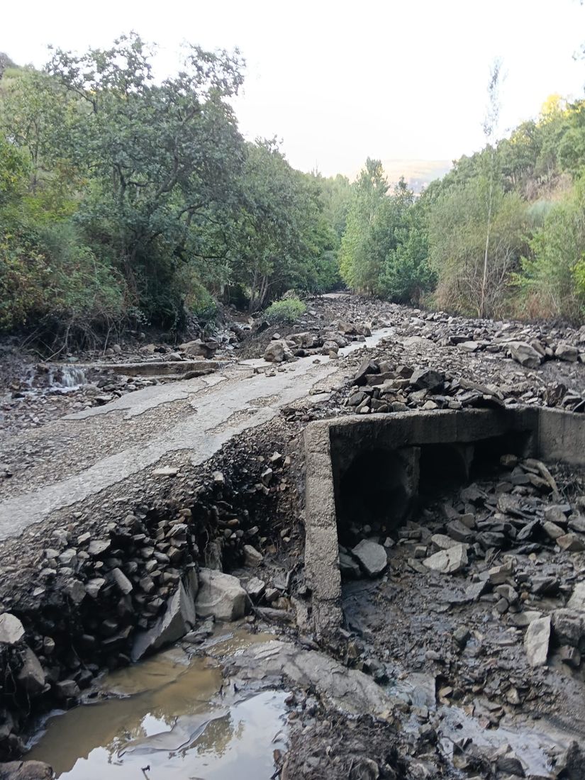 Estado de la carretera de acceso a Carracedo de Compludo tras la riada | Foto: Cedida a InfoBierzo Estado de la carretera de acceso a Carracedo de Compludo tras la riada | Foto: Cedida a InfoBierzo